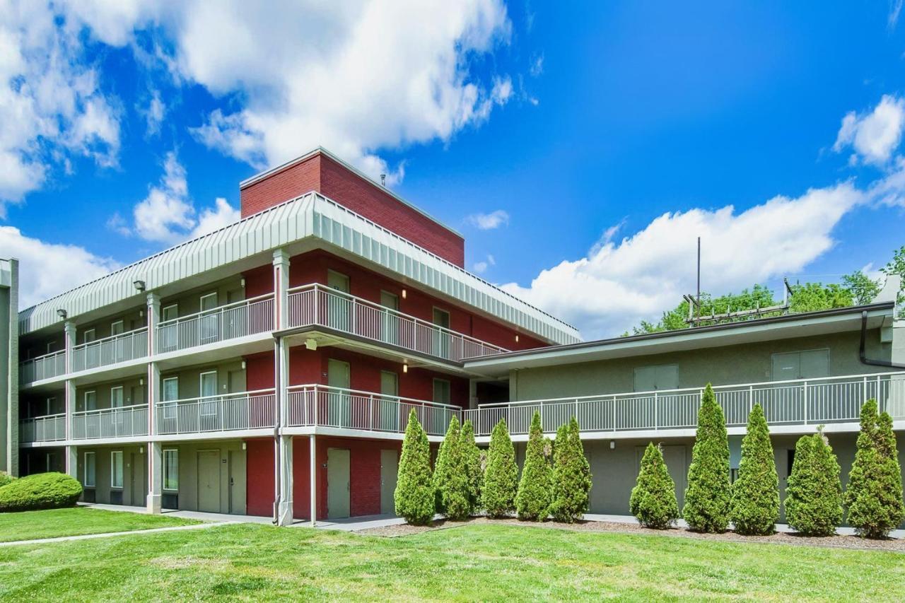 Days Inn & Suites By Wyndham Johnson City Exterior photo